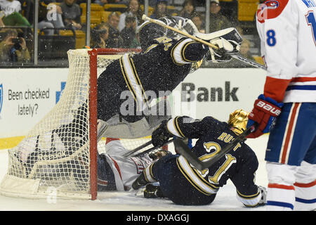 Boston, Massachusetts, USA. 21. März 2014. 21. März 2014 - Boston, Massachusetts, USA - Notre Dame Steven Summerhays (1) in UMASS Lowell Josh Holmstrom (12) während der NCAA Hockey East läuft über Turnier-Spiel zwischen UMass und Notre Dame im TD Garden in Boston, Massachusetts statt. Eric Canha/CSM/Alamy Live-Nachrichten Stockfoto