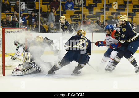 Boston, Massachusetts, USA. 21. März 2014. 21. März 2014 - Boston, Massachusetts, hält USA - Notre Dame Steven Summerhays (1) einen Schuss von UMASS Lowell Josh Holmstrom (12) während der NCAA Hockey East Turnier-Spiel zwischen UMass und Notre Dame im TD Garden in Boston, Massachusetts statt. Eric Canha/CSM/Alamy Live-Nachrichten Stockfoto