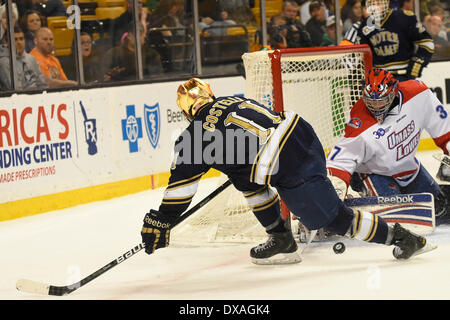 Boston, Massachusetts, USA. 21. März 2014. 21. März 2014 - Boston, Massachusetts, statt USA - Notre Dame Jeff Costello (11) schießt auf UMASS Lowell Connor Hellebuyck (37) während der NCAA Hockey East-Turnier-Spiel zwischen UMass und Notre Dame im TD Garden in Boston, Massachusetts. Eric Canha/CSM/Alamy Live-Nachrichten Stockfoto