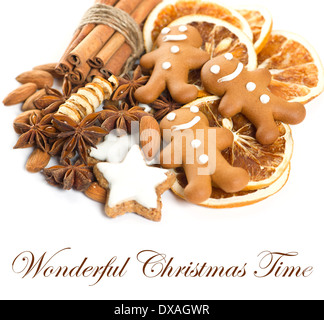Pfefferkuchen-Mann-Weihnachten mit Anis Sternen und Zimtstangen Stockfoto
