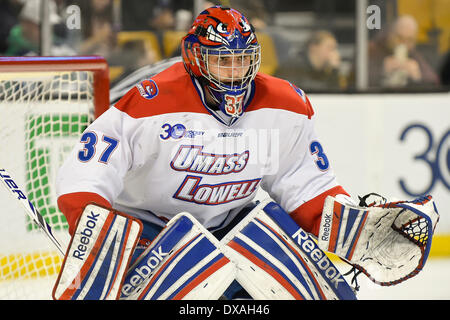 Boston, Massachusetts, USA. 21. März 2014. 21. März 2014 - Boston, Massachusetts, statt USA - UMASS Lowell Connor Hellebuyck (37) in Spielaktion während der NCAA Hockey East-Turnier-Spiel zwischen UMass und Notre Dame im TD Garden in Boston, Massachusetts. Eric Canha/CSM/Alamy Live-Nachrichten Stockfoto