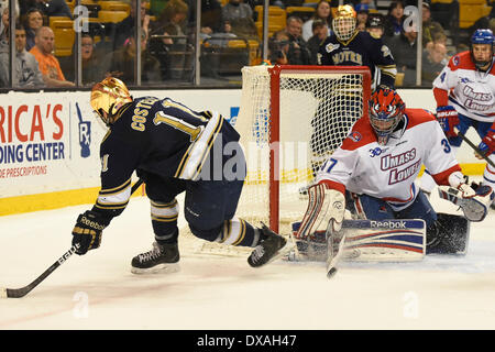 Boston, Massachusetts, USA. 21. März 2014. 21. März 2014 - Boston, Massachusetts, hält USA - UMASS Lowell Connor Hellebuyck (37) einen Schuss von Notre Dame Jeff Costello (11) während der NCAA Hockey East-Turnier-Spiel zwischen UMass und Notre Dame im TD Garden in Boston, Massachusetts statt. Eric Canha/CSM/Alamy Live-Nachrichten Stockfoto