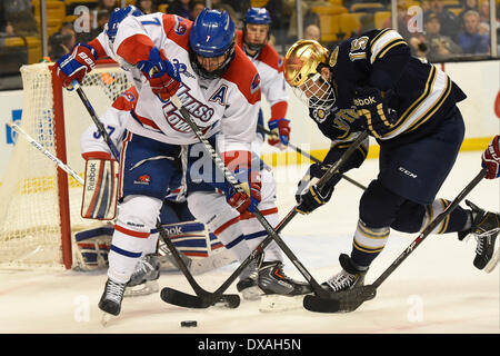 Boston, Massachusetts, USA. 21. März 2014. 21. März 2014 - Boston, Massachusetts, statt USA - UMASS Lowell Shayne Thompson (7) und Notre Dame-Peter Schneider (15)-Kampf um den Puck in das NCAA Hockey East Turnierspiel zwischen UMass und Notre Dame im TD Garden in Boston, Massachusetts. Eric Canha/CSM/Alamy Live-Nachrichten Stockfoto