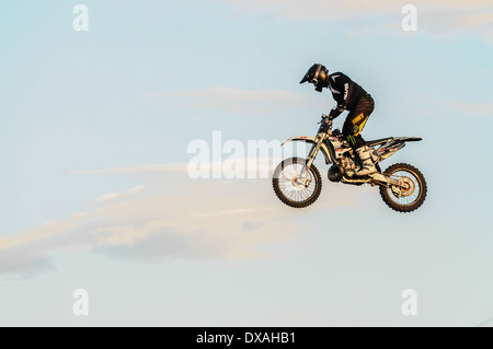 Dirt Bike durch die Luft fliegen. Stockfoto