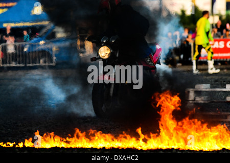 Wagen Teufel einen Burnout auf einem Motorrad unterwegs Feuer durchführen. Stockfoto