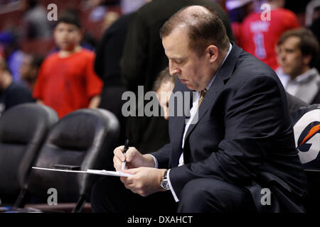 19. März 2014: Chicago Bulls head Coach Tom Thibodeau zieht sich ein Spiel vor dem NBA-Spiel zwischen den Chicago Bulls und die Philadelphia 76ers im Wells Fargo Center in Philadelphia, Pennsylvania. Die Bulls gewann 102-94. Christopher Szagola/Cal-Sport-Medien Stockfoto