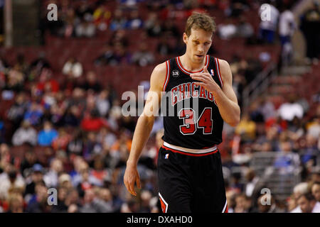 19. März 2014: Chicago Bulls vorwärts Mike Dunleavy (34) blickt auf während der NBA-Spiel zwischen den Chicago Bulls und die Philadelphia 76ers im Wells Fargo Center in Philadelphia, Pennsylvania. Die Bulls gewann 102-94. Christopher Szagola/Cal-Sport-Medien Stockfoto