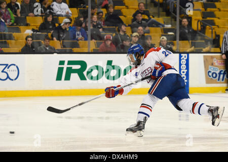 Boston, Massachusetts, USA. 21. März 2014. 21. März 2014 - Boston, Massachusetts, USA - UMass Lowell Derek Arnold (29) Triebe während der NCAA Hockey East-Turnier-Spiel zwischen UMass und Notre Dame im TD Garden in Boston, Massachusetts statt. UMass besiegte Notre Dame 4-0. Eric Canha/CSM/Alamy Live-Nachrichten Stockfoto