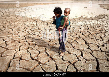 Dhaka, Bangladesch. 21. März 2014. 22. März beobachtet wie World Water Day, die internationale Beachtung der World Water Day ist eine Initiative, die aus der 1992 UNO-Konferenz über Umwelt und Entwicklung (UNCED) in Rio De Janeiro wuchs. Das diesjährige Thema ist "Ermittlung der besten Praktiken, die ein Wasser - und Energie-effiziente machen können '' ˜Green Industrie ' Wirklichkeit ' Credit: Zakir Hossain Chowdhury/NurPhoto/ZUMAPRESS.com/Alamy Live News Stockfoto