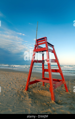 Roten Baywatch Stuhl direkt am Meer Stockfoto