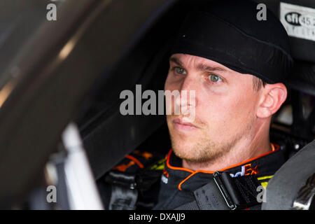 Fontana, CA, USA. 21. März 2014. Fontana, CA - 21. März 2014: Denny Hamlin (11) bekommt bereit, Praxis für den '' Auto Club 400'' am Auto Club Speedway in Fontana, CA. Credit: Csm/Alamy Live-Nachrichten Stockfoto