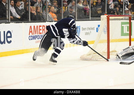 Boston, Massachusetts, USA. 21. März 2014. 21. März 2014 - Boston, Massachusetts, USA - wickelt University of New Hampshire Kevin Goumas (27) hinter dem Netz, ein Tor in der NCAA Hockey East-Turnier-Spiel zwischen Providence College und der University of New Hampshire im TD Garden in Boston, Massachusetts. Eric Canha/CSM/Alamy Live-Nachrichten Stockfoto
