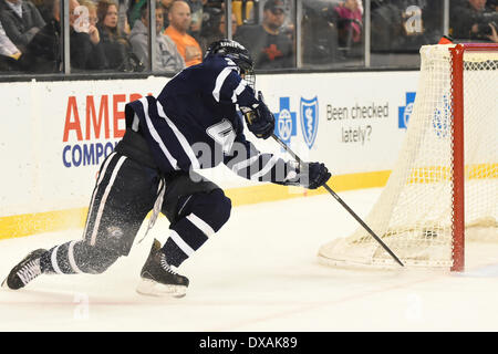 Boston, Massachusetts, USA. 21. März 2014. 21. März 2014 - Boston, Massachusetts, USA - wickelt University of New Hampshire Kevin Goumas (27) hinter dem Netz, ein Tor in der NCAA Hockey East-Turnier-Spiel zwischen Providence College und der University of New Hampshire im TD Garden in Boston, Massachusetts. Eric Canha/CSM/Alamy Live-Nachrichten Stockfoto