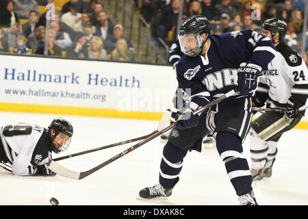 Boston, Massachusetts, USA. 21. März 2014. 21. März 2014 - Boston, Massachusetts, USA - Universität von New Hampshire Justin Agosta (12) Triebe während der NCAA Hockey East-Turnier-Spiel zwischen Providence College und der University of New Hampshire im TD Garden in Boston, Massachusetts. Eric Canha/CSM/Alamy Live-Nachrichten Stockfoto