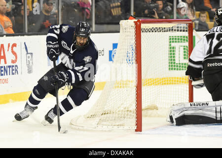 Boston, Massachusetts, USA. 21. März 2014. 21. März 2014 - Boston, Massachusetts, USA - wickelt University of New Hampshire Kevin Goumas (27) hinter dem Netz, ein Tor in der NCAA Hockey East-Turnier-Spiel zwischen Providence College und der University of New Hampshire im TD Garden in Boston, Massachusetts. Eric Canha/CSM/Alamy Live-Nachrichten Stockfoto