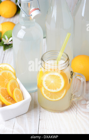 Alten altmodischen prickelnde Limonade erschossen von einem hohen Winkel. Hochformat auf einem rustikalen hölzernen Bauernhaus Stil Tisch. Stockfoto