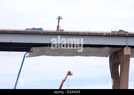 Bauarbeiter arbeiten auf der Hoan Brücke in Milwaukee Wisconsin Stockfoto