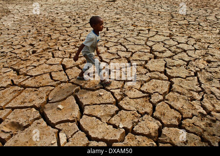 DHAKA, Bangladesch - 21 März: Hitze des kommenden Sommer die zerschmetterten Seeoberfläche ein Ergebnis von der sengenden Hitze. 22. März beobachtet wie World Water Day, die internationale Beachtung der World Water Day ist eine Initiative, die aus der 1992 UNO-Konferenz über Umwelt und Entwicklung (UNCED) in Rio De Janeiro wuchs. Das diesjährige Thema ist "identifizieren best Practices, die ein Wasser - und energieeffiziente"Grüne Branche"verwirklichen können." (Foto von Zakir Hossain Chowdhury / Pacific Press) Stockfoto
