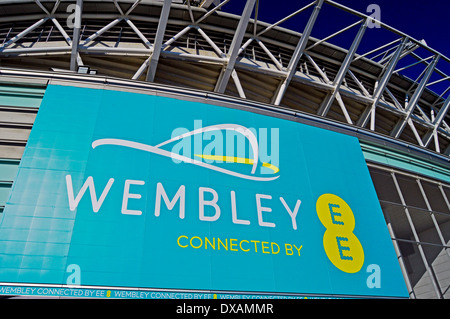 Ansicht des Wembley-Stadion mit EE Werbung, London Borough of Brent, London, England, Vereinigtes Königreich Stockfoto