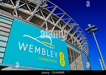 Ansicht des Wembley-Stadion mit EE Werbung, London Borough of Brent, London, England, Vereinigtes Königreich Stockfoto