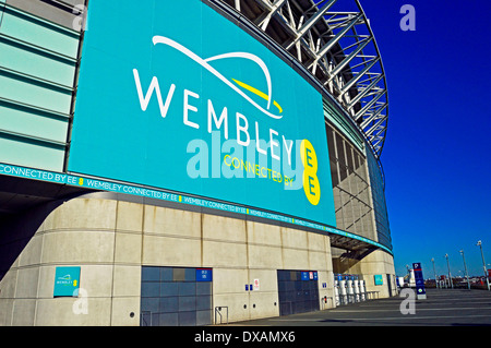 Ansicht des Wembley-Stadion mit EE Werbung, London Borough of Brent, London, England, Vereinigtes Königreich Stockfoto