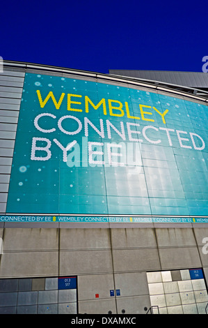 Ansicht des Wembley-Stadion mit EE Werbung, London Borough of Brent, London, England, Vereinigtes Königreich Stockfoto