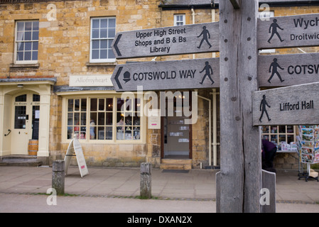 Cotswold Way Zeichen post, Broadway, Cotswolds, Worcestershire, England Stockfoto