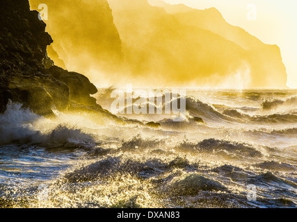 Nachmittag an der Na Pali Küste.  Die Winterwellen, schwer auf diesem Teil von Kauais North Shore, Pfund die Klippen. Stockfoto