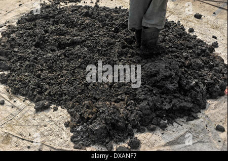 Gehen mit Geschichte "Hazaribagh: giftige Leder in Bangladesch" von Mohammad Asad auf diesem Foto, aufgenommen am 21. März 2014. Hazaribagh giftige Leder ist wichtig für das Leben, denn es Leben retten Geld zu verdienen viele Menschen und zerstören Leben, seine Giftigkeit. Hier arbeiten Sie in der Regel schlechte Menschen. Menschen Sie in diesem die meisten Frauen und Kinderarbeit. Hazaribagh rangiert unter den 30 am stärksten verschmutzten Orte der Welt. Jeden Tag 15.000 m3 Abfall und giftigen Schlamm werden freigesetzt und reichern sich in der Mitte der Häuser. Sie fließen direkt in den Fluss, die unbehandelt. Daher überrascht es nicht, die den Fluss überqueren Stockfoto