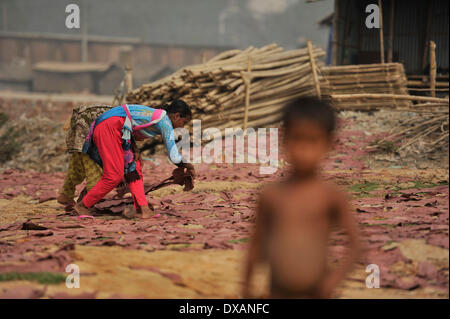 Gehen mit Geschichte "Hazaribagh: giftige Leder in Bangladesch" von Mohammad Asad auf diesem Foto, aufgenommen am 21. März 2014. Hazaribagh giftige Leder ist wichtig für das Leben, denn es Leben retten Geld zu verdienen viele Menschen und zerstören Leben, seine Giftigkeit. Hier arbeiten Sie in der Regel schlechte Menschen. Menschen Sie in diesem die meisten Frauen und Kinderarbeit. Hazaribagh rangiert unter den 30 am stärksten verschmutzten Orte der Welt. Jeden Tag 15.000 m3 Abfall und giftigen Schlamm werden freigesetzt und reichern sich in der Mitte der Häuser. Sie fließen direkt in den Fluss, die unbehandelt. Daher überrascht es nicht, die den Fluss überqueren Stockfoto