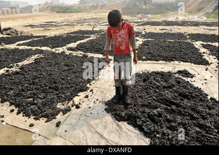 Gehen mit Geschichte "Hazaribagh: giftige Leder in Bangladesch" von Mohammad Asad auf diesem Foto, aufgenommen am 21. März 2014. Hazaribagh giftige Leder ist wichtig für das Leben, denn es Leben retten Geld zu verdienen viele Menschen und zerstören Leben, seine Giftigkeit. Hier arbeiten Sie in der Regel schlechte Menschen. Menschen Sie in diesem die meisten Frauen und Kinderarbeit. Hazaribagh rangiert unter den 30 am stärksten verschmutzten Orte der Welt. Jeden Tag 15.000 m3 Abfall und giftigen Schlamm werden freigesetzt und reichern sich in der Mitte der Häuser. Sie fließen direkt in den Fluss, die unbehandelt. Daher überrascht es nicht, die den Fluss überqueren Stockfoto