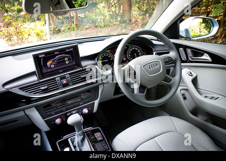 Audi A6 Hybrid 2014, hellblaue Farbe Stockfoto