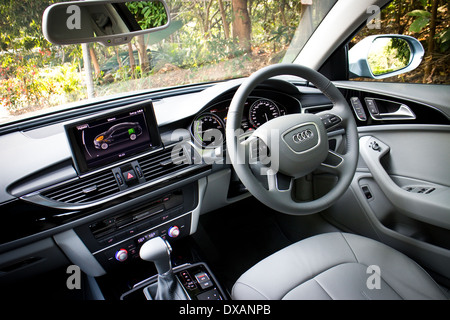 Audi A6 Hybrid 2014, hellblaue Farbe Stockfoto