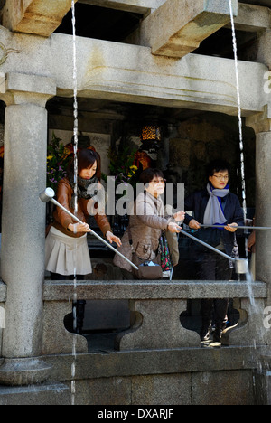 Besucher mit Schöpfkellen, Kyoto Stockfoto