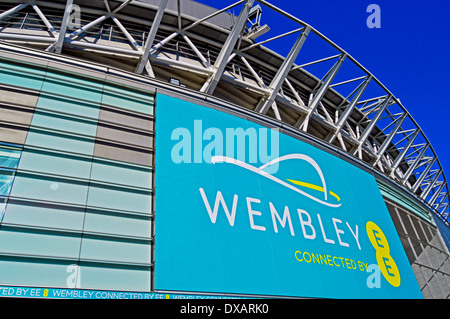 Ansicht des Wembley-Stadion mit EE Werbung, London Borough of Brent, London, England, Vereinigtes Königreich Stockfoto