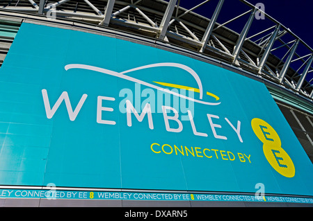 Ansicht des Wembley-Stadion mit EE Werbung, London Borough of Brent, London, England, Vereinigtes Königreich Stockfoto