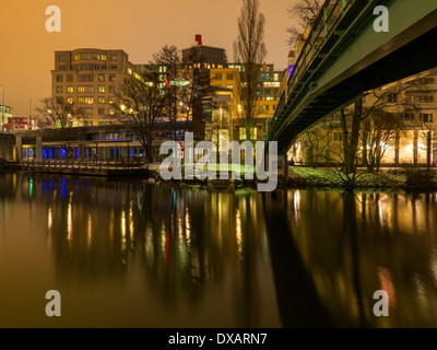 Fußgängerbrücke, 'Blekholmsbron', über Barnhusviken, eine Wasserstraße im Zentrum von Stockholm, zwischen Kungsholmen und Norrmalm. Stockfoto