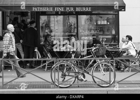 Menschen Sie sitzen und Essen außerhalb Patisserie in Paris Stockfoto