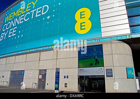 Ansicht des Wembley-Stadion mit EE Werbung, London Borough of Brent, London, England, Vereinigtes Königreich Stockfoto