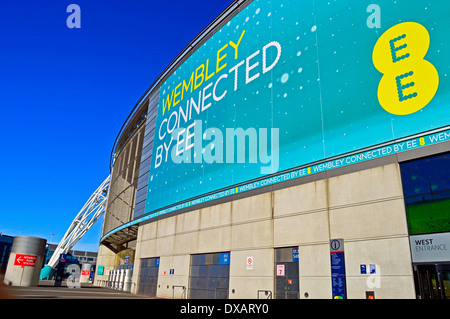 Ansicht des Wembley-Stadion mit EE Werbung, London Borough of Brent, London, England, Vereinigtes Königreich Stockfoto