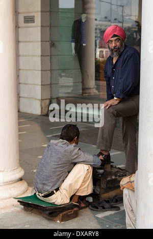 Sikh Mann Schuhe glänzte in der Straße in Delhi, Indien Stockfoto