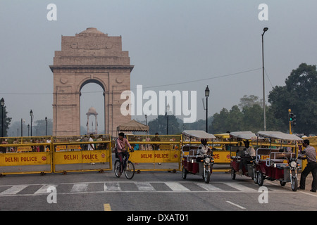 Velo-Rikscha vor India Gate und die Haube in Delhi, Indien Stockfoto