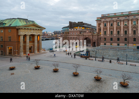 Tage Erlanders Plats und die Stallbron-Brücke gesehen von der Terrasse durch den äußeren Hof des königlichen Palastes, Stockholm Schweden Stockfoto