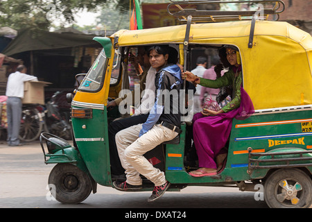 Indische Passagiere im Auto-Rikscha in Agra, Indien Stockfoto