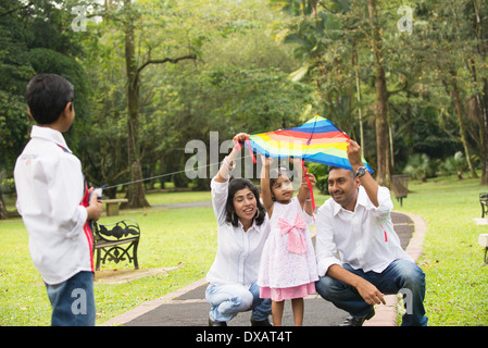 indische Familie spielen Kite in der Outdoor-park Stockfoto
