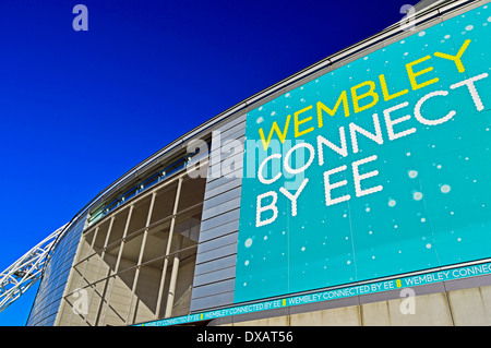 Ansicht des Wembley-Stadion mit EE Werbung, London Borough of Brent, London, England, Vereinigtes Königreich Stockfoto