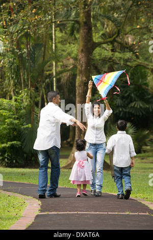 indische Familie spielen Kite in der Outdoor-park Stockfoto