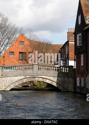 Winchester City Brücke und Stadt Mühle auf dem Fluss Itchen gesehen von der Freifläche entlang des Flusses, bekannt als The Wehre. Stockfoto