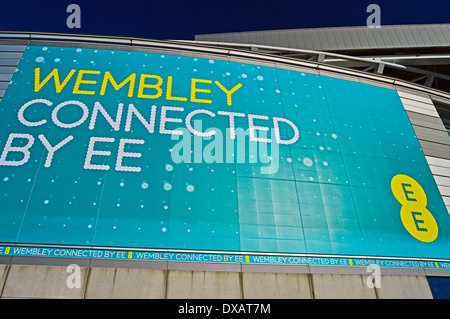 Ansicht des Wembley-Stadion mit EE Werbung, London Borough of Brent, London, England, Vereinigtes Königreich Stockfoto