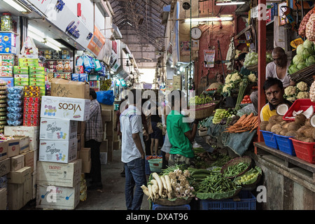 Stall, Händlern und Kunden in Crawford Market in Mumbai, Indien Stockfoto